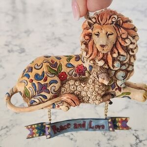 Jim Shore 2006 Heartwood Creek Lion & Lamb w/Peace Love Banner #4005765  NWT
